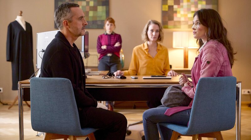 Romy Heiland (Christina Athenstädt, 2.v.r.) und Tilly Vogel (Sina Reiß, 2.v.l.) versuchen zwischen dem Fotografen Raul Solar (Harald Schrott, l.) und dem Model Jule Singer (Caroline Hartig, r.) zu vermitteln. – Bild: ARD/​Rudolf Wernicke