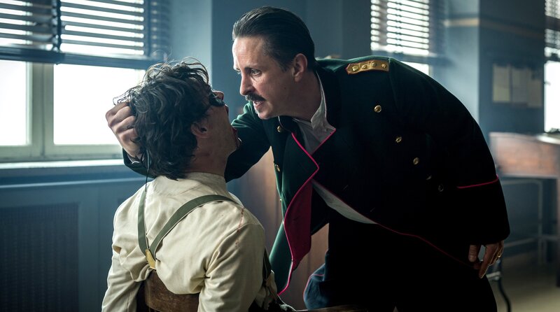 Georg (Thomas Prenn, li.) wird von Polizeichef Caduff (Caspar Käser) verhört. – Bild: SRF/​ARD Degeto/​Amalia Film/​Contrast Film/​Letterbox Filmproduktion/​Pascal Mora