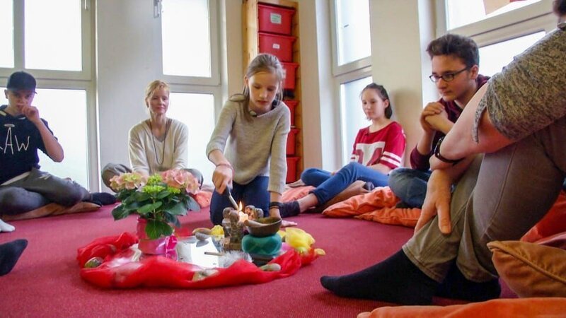 trafen sich Mariella und Lilli regelmäßig im Trauerland mit anderen Jungen und Mädchen, die auch einen geliebten Menschen verloren haben. – Bild: Radio Bremen/​János Kereszti