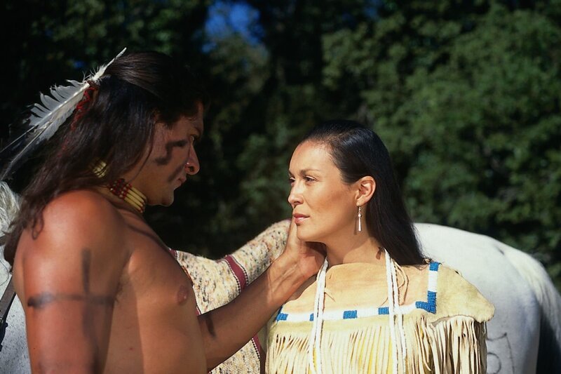 Kish-Kao-Ko (Patrice Martinez) gesteht Wash-Ti (Jonathan Joss) ihre Zuneigung und versucht, ihn von Kämpfen abzuhalten. – Bild: ZDF und Peter W. Engelmeier; Ziegler Film Gmbh & Co KG