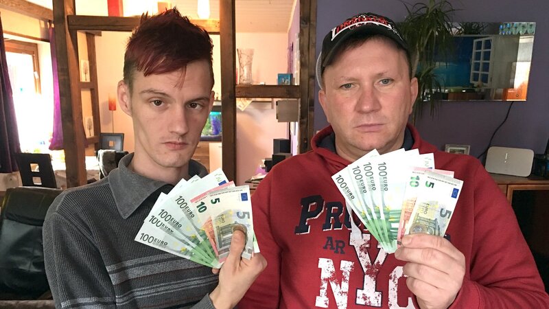 „Wer in Deutschland arbeiten geht, ist selbst schuld“ – die Einstellung von Torsten (49) und Alexander (26) ist eindeutig. Die Begründung der beiden: Die Steuerabgaben seien zu hoch … – Bild: RTL II, Good Times Fernsehproduk