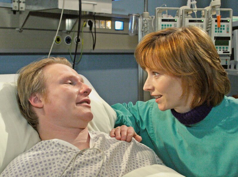 ARD/​MDR – IN ALLER FREUNDSCHAFT, Fernsehserie 2006, Folge 304, „Schuld und Sühne“, Regie: Celino Bleiweiß, am Dienstag (04.04.06) um 21:05 Uhr im Ersten Rüdiger Frenzen (Konstantin Graudus) hat die Operation gut überstanden und Susanne (Anka Baier) sieht ein, das sie ihre finanzielle Misere auch ohne Schmerzensgeld überstehen. – Bild: MDR/​MDR/​Krajewski