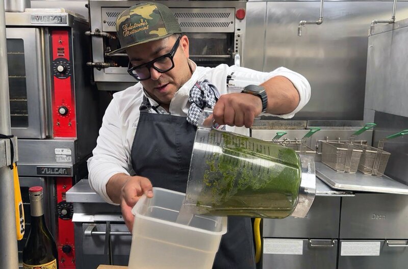 Küchenchef Philip Lopez bereitet im French Quarter von New Orleans Austern nach Rockefeller Art zu, die er mit Ketchup würzt. – Bild: Elephant Doc