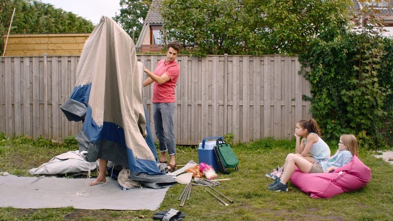 Margeet (Romy Voll, 2.v.re.) und Floor (Bobbie Mulder, re.) schauen ihren Vätern beim Zeltaufbau zu. – Bild: „Bild: ND …