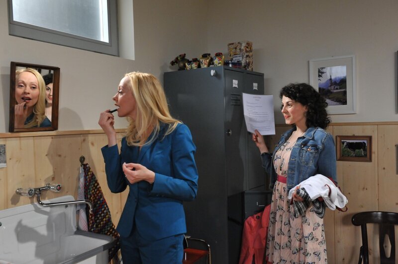 Coco (Mirjam Heimann, l.); Pauline (Liza Tzschirner, r.) – Bild: Ann Paur