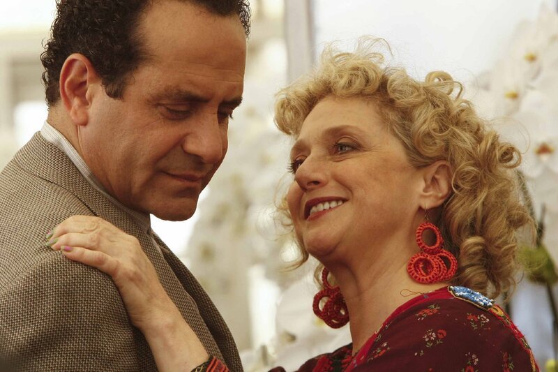 Die etwas verrückte Floristin Joy (Carol Kane) kann Monk (Tony Shalhoub) zwar nicht die gewünschten Informationen verschaffen, will jedoch unbedingt die perfekte Blume für ihn finden.  +++ – Bild: RTL /​ Universal /​ Mr. Monk ermittelt als Trauzeuge