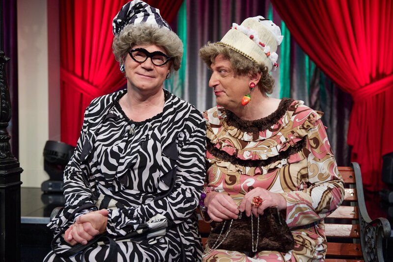 Die zwei süßen Witwen Waltraud (Martin Rassau) und Mariechen (Volker Heissmann) in der Comoedie Fürth. – Bild: martina bogdahn / BR Die zwei süßen Witwen Waltraud (Martin Rassau) und Mariechen (Volker Heissmann) in der Comoedie Fürth. – Bild: martina bogdahn / BR