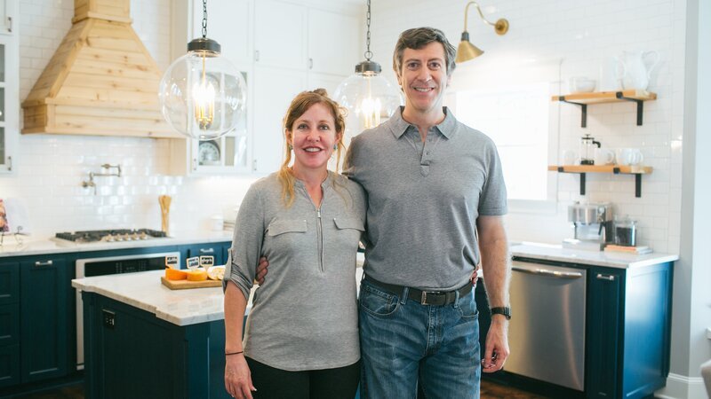 Homeowners Ken and Kelly Downs in their newly renovated kitchen, as seen on Fixer Upper. – Bild: HGTV/​Scripps Networks, LLC. /​ Rachel Whyte