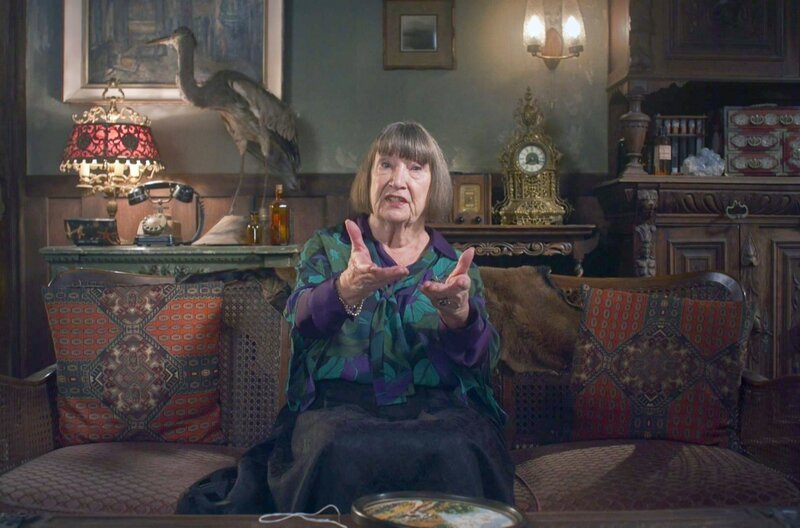 Das Repertoire der Rentnerinnen-Witze ist breit: Es geht um den letzten Willen und ungestörten Sex, falsche Superweiber und überraschende Beichten. In dieser Folge geht es um ein frisch verliebtes Paar, das ganz verrückt nacheinander ist auch im Bett … – Bild: Lm Productions/​Bakea Productions