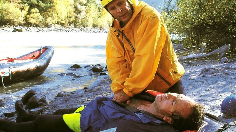 Beim Rafting erleidet Dr. Ulrich Waldner (Hartmut Becker) einen Herzinfarkt. Dr. Stefan Frank (Sigmar Solbach) leistet erste Hilfe. – Bild: MG RTL D /​ Elke Werner