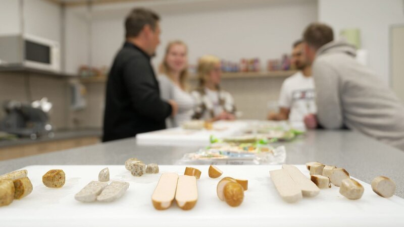 Gemeinsam mit Ernährungssoziologen wird herausgefunden, wie Veganer und Fleischliebhaber gemeinsam an den Tisch kommen können. – Bild: WeltN24 GmbH/​Axel Springer Deutschland GmbH