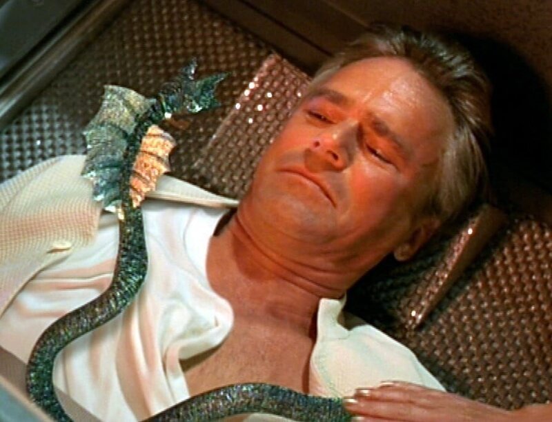 O’Neill (Richard Dean Anderson) soll eine Goa’Uld-Larve eingepflanzt werden. Gegen die Übermacht scheint er keine grosse Chance zu haben. – Bild: RTL II