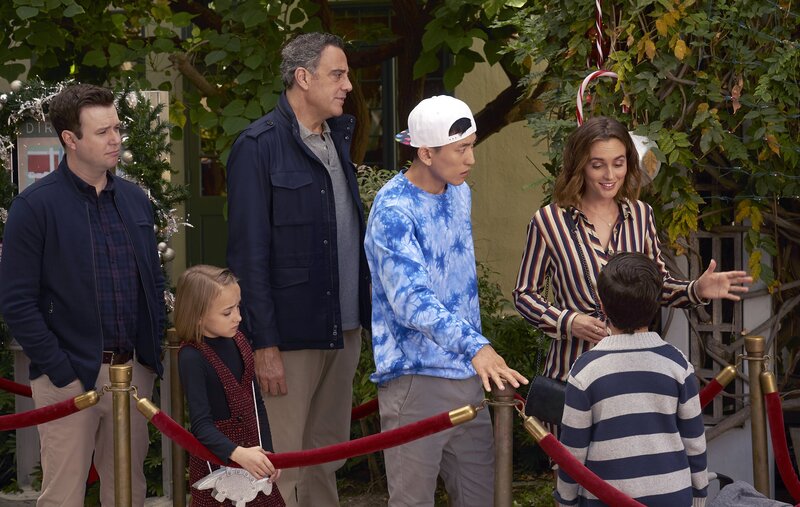 (v.l.n.r.) Will Cooper (Taran Killam); Sophie Cooper (Marlow Barkley); Douglas Fogerty (Brad Garrett); Miggy Park (Jake Choi); Angie D’Amato (Leighton Meester, oben); Graham D’Amato (Tyler Wladis, unten) – Bild: American Broadcasting Companies