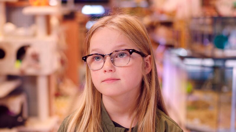 Floor (Bobbie Mulder) möchte den Goldfisch gegen ein Meerschweinchen tauschen. – Bild: NDR/​NL Film