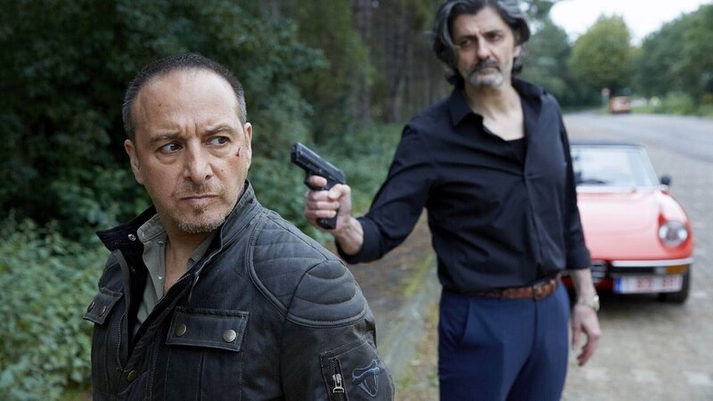 Als Carlo (Ciro de Chiara, r.) mit Semir (Erdogan Atalay) an der belgischen Küste ankommt, will der Mafioso den Autobahnpolizisten erschießen. – Bild: Foto: MG RTL D /​ Guido Engels