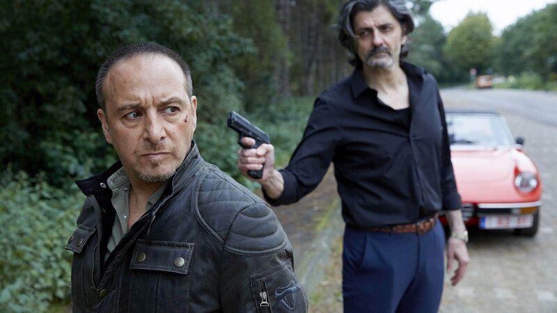 Als Carlo (Ciro de Chiara, r.) mit Semir (Erdogan Atalay) an der belgischen Küste ankommt, will der Mafioso den Autobahnpolizisten erschießen. – Bild: Foto: MG RTL D /​ Guido Engels