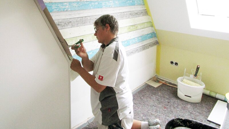 Malermeisterin Betty bei der Arbeit – Bild: RTL II