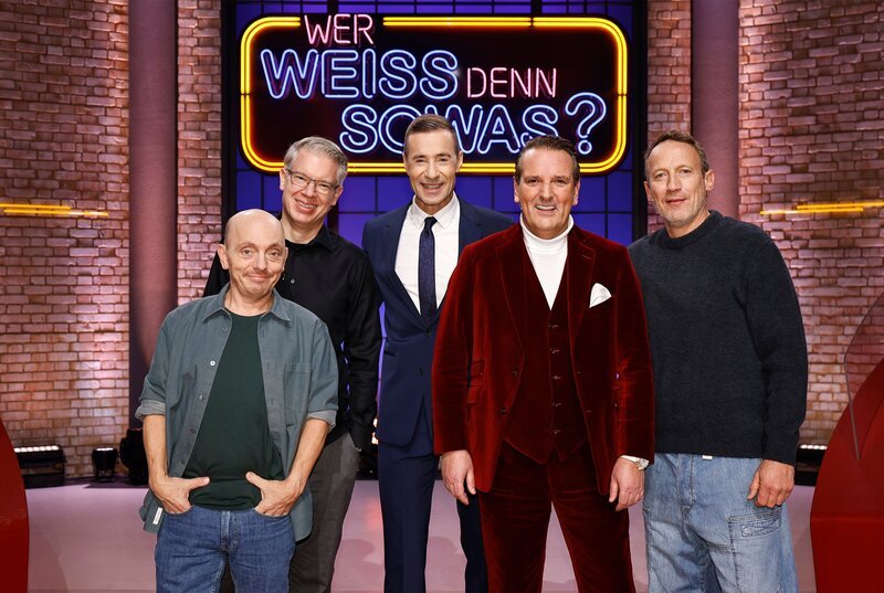 Moderator Kai Pflaume (M.) und seine Rateteam-Kapitäne Bernhard Hoëcker (l.) und Wotan Wilke Möhring (r.) begrüßen in dieser Sendung den Unternehmer, Investor und Autor Frank Thelen (2.v.l.) und den Unternehmer und Investor Ralf Dümmel (2.v.r.). – Bild: ARD/​NDR/​UFA SHOW & FACTUAL/​Morris Mac Matzen