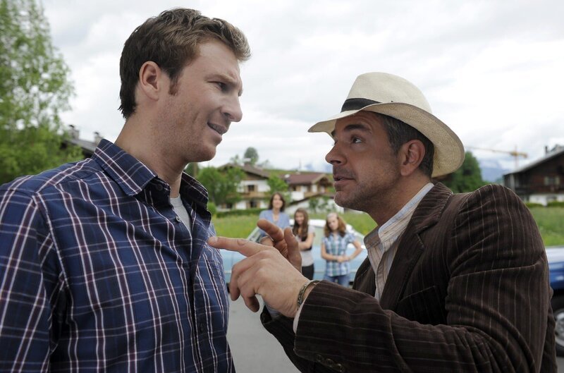 Klaras Ex-Mann Peter (Florian Fitz, r.) hat eine Bitte an Hans (Heiko Ruprecht, l.). – Bild: ZDF und Thomas R. Schumann