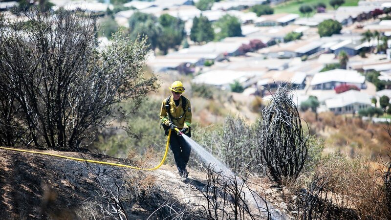 Ein Feuerwehrmann löscht das Feuer. – Bild: DISCOVERY DEUTSCHLAND