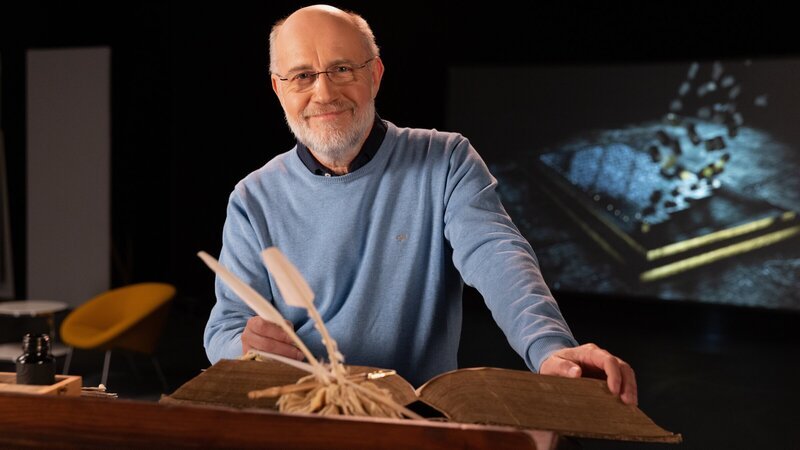 „Terra X“-Moderator Harald Lesch: Der Buchdruck mit beweglichen Lettern markiert eine Zeitenwende – er machte es möglich, Wissen massenhaft zu verbreiten. – Bild: ZDF und Hans Jakobi