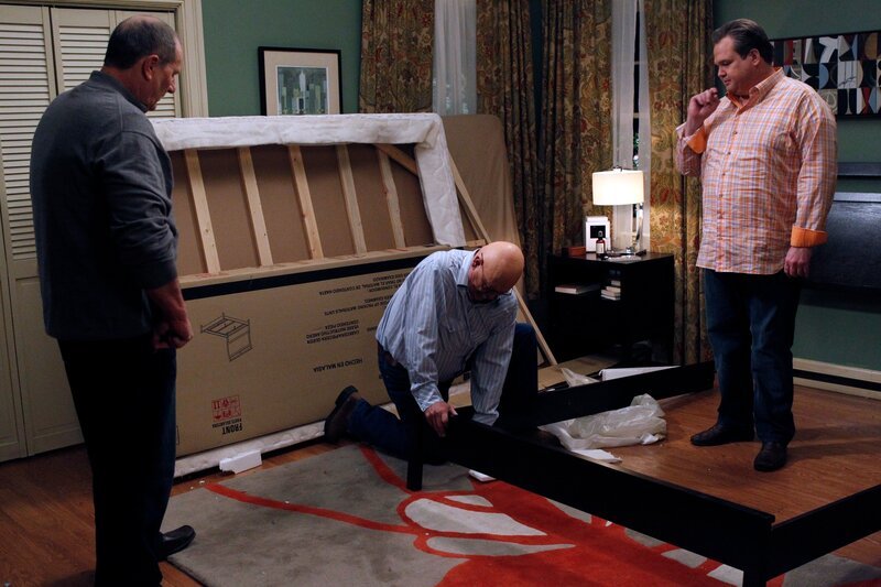 v.li.: Jay Pritchett (Ed O’Neill), Merle Tucker (Barry Corbin), Cameron Tucker (Eric Stonestreet). – Bild: ViacomCBS /​ Hopper Stone