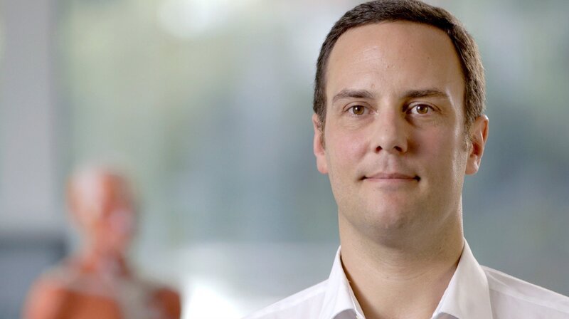 Arbeitet an der Medizinischen Hochschule Hannover: Dr. Christian Sturm ist Facharzt für Orthopädie und Unfallchirurgie sowie für Physikalische und Rehabilitative Medizin. – Bild: NDR/​nonfictionplanet