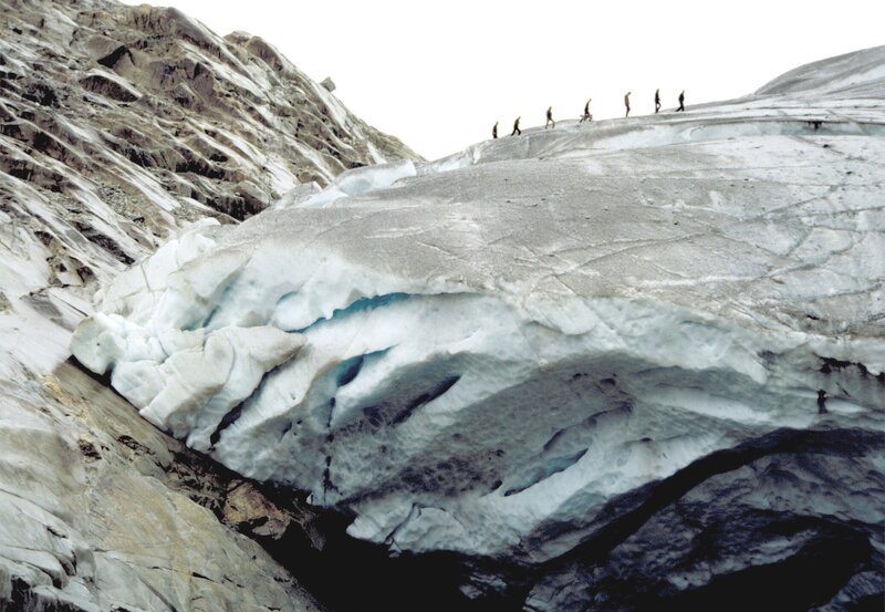 Gletscherwanderer unterwegs auf dem eisigen Gigant. – Bild: NDR/​SWR/​Alfons Früh