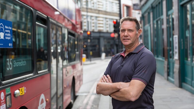 Polizei-Fahrlehrer Mick Croome – Bild: Warner Bros. Discovery