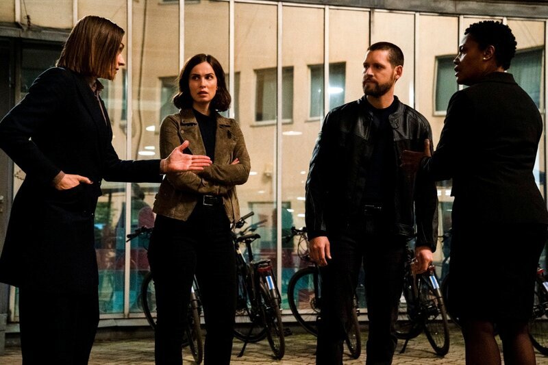 (L-R): Christiane Paul als Europol Agent Katrin Jaeger, Heida Reed als Special Agent Jamie Kellett, Luke Kleintank als Special Agent Scott Forrester, und Diedrie Henry als Amy Schwartz. – Bild: Nelly Kiss /​ Paramount