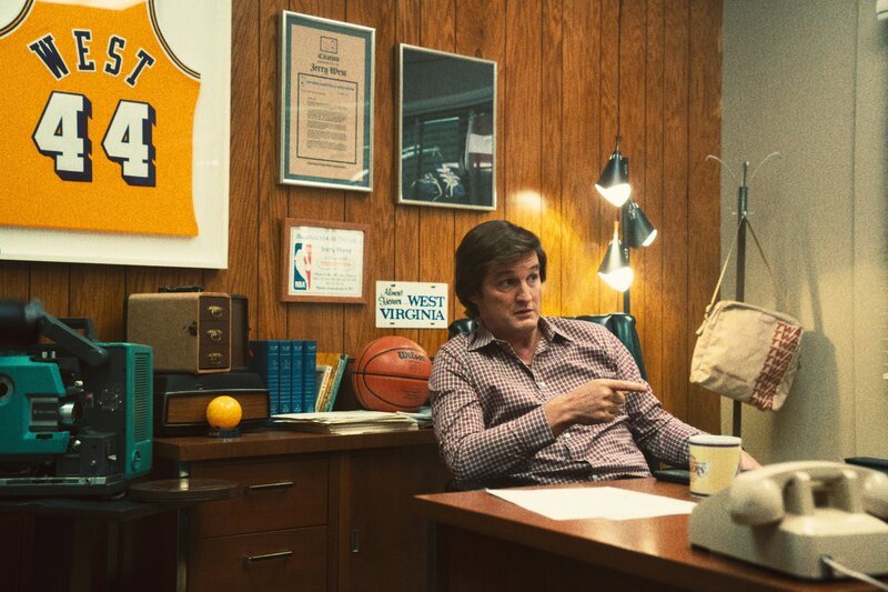 Jason Clarke as Jerry West – Bild: 2022 Home Box Office, Inc. All rights reserved. HBO® and all related programs are the property of Home Box Office, Inc.