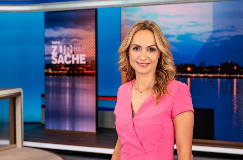 SWR ZUR SACHE RHEINLAND-PFALZ!, "Das Politik-Magazin fürs Land mit Britta Krane". Das landespolitische Magazin, donnerstags um 20:15 Uhr im SWR Fernsehen Rheinland-Pfalz. Moderatorin Britta Krane. – Bild: SWR/​Patricia Neligan