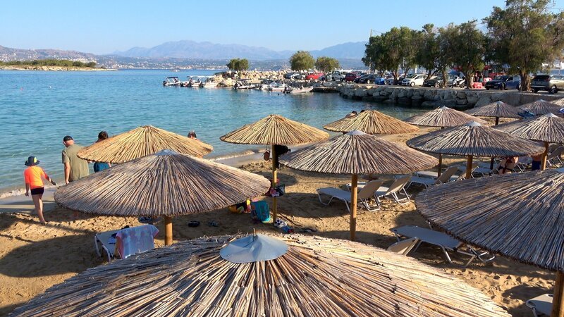 Unzählige Badebuchten und Strände laden auf Kreta zum Schwimmen und Sonnenbaden ein. – Bild: ZDF und Ampersand.