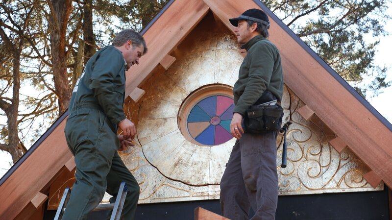 Two men working on the stained glass window. – Bild: Animal Planet /​ Photobank 32219_ep103_002.jpg /​ Discovery Communications