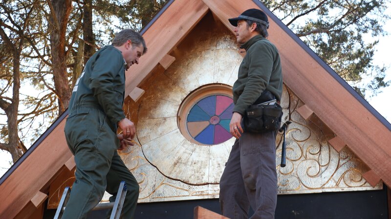 Two men working on the stained glass window. – Bild: Animal Planet /​ Photobank 32219_ep103_002.jpg /​ Discovery Communications