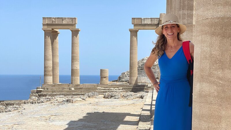 Die Akropolis oberhalb der verschachtelten Altstadt von Lindos ist das Ziel fast aller Touristen und Touristinnen auf Rhodos – und auch das von Tamina Kallert. – Bild: ZDF und WDR/​Ralf Weber