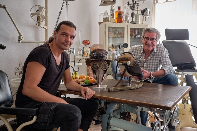 Der Steampunk-Künstler von Ingolstadt: Alexander Schlesier (links) fertigt aus alten Bauteilen retro-futuristische Wunderwerke. – Bild: ZDF und BR, HP Fischer Der Steampunk-Künstler von Ingolstadt: Alexander Schlesier (links) fertigt aus alten Bauteilen retro-futuristische Wunderwerke. – Bild: ZDF und BR, HP Fischer