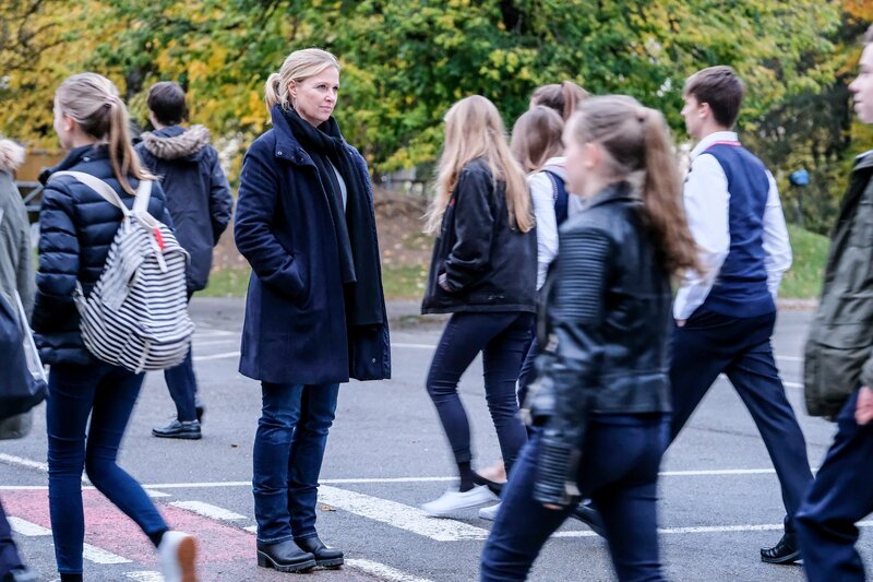 Vera Lanz (Katharina Böhm) wartet auf dem Schulhof auf jemanden. – Bild: ZDF/​Susanne Bernhard