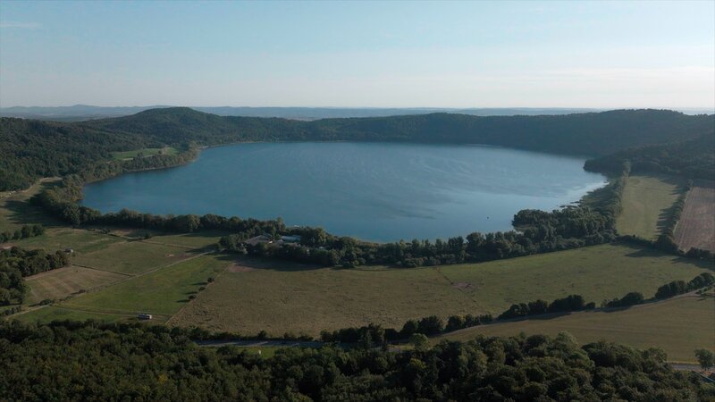 Der Laacher See in der Eifel: Vor rund 13.000 Jahren bricht hier ein Vulkan aus – einer der größten bekannte Ausbrüche in der Geschichte Mitteleuropas. – Bild: Maximilian Wolf /​ ZDF