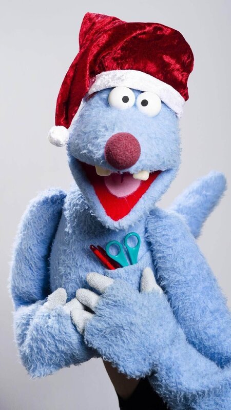 Woozle hat vergessen, dass heute Weihnachten ist. Während Simón Woozles Opa vom Bahnhof abholt, ist Woozle heillos mit den Vorbereitungen überfordert. – Bild: SUPER RTL