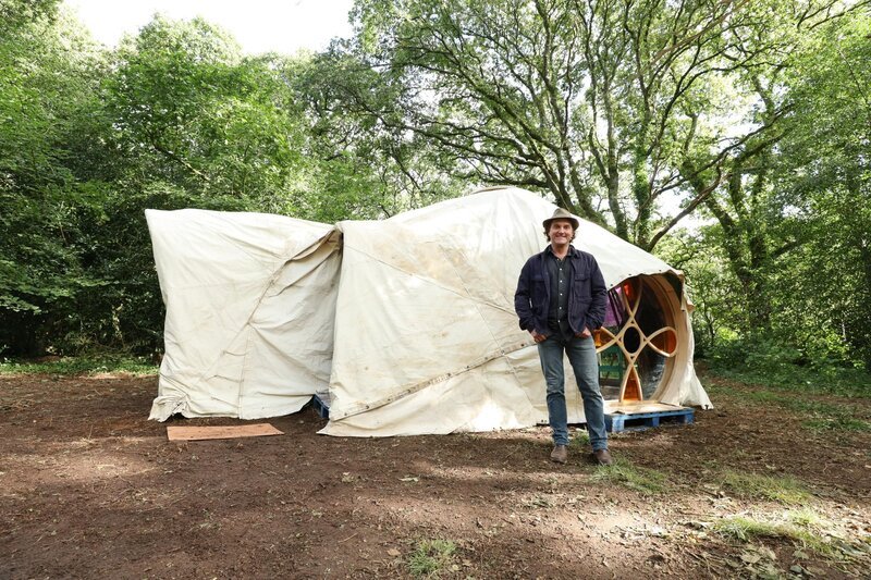 Simon Parfett vor Ralph und Rebeccas Schuppen – Bild: Ralph & Dizzys Bender