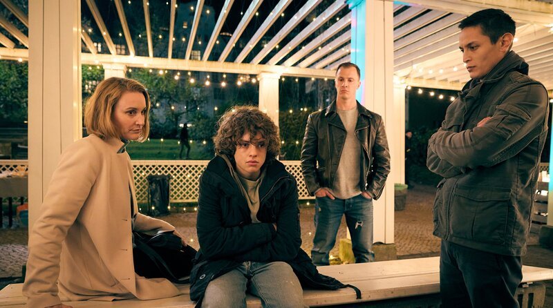 Romy Heiland (Christina Athenstädt, l.) und Ringo Holländer (Tim Kalkhof, 2.v. r.) versuchen Vertrauen zu Milo Zübert (Manuel Santos Gelke, 2.v. l.) aufzubauen, der ihnen durch seinen Bruder Chao (Madieu Ulbrich, r.) vermittelt wurde. – Bild: ARD/​Rudolf Wernicke