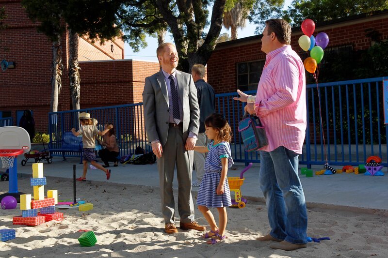 L-R: Mitchell Pritchett (Jesse Tyler Ferguson), Lily Tucker-Pritchett (Aubrey Anderson-Emmons), Cameron Tucker (Eric Stonestreet) – Bild: ViacomCBS /​ Hopper Stone