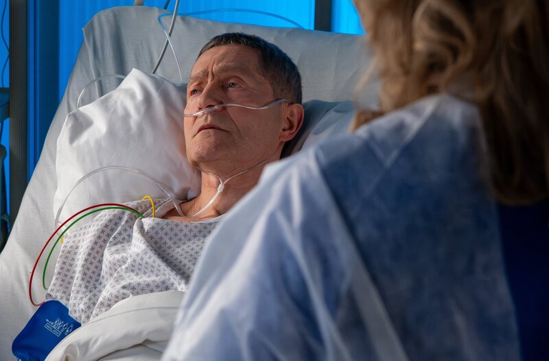 Sarah Marquardt (Alexa Maria Surholt) macht sich große Sorgen um den Gesundheitszustand von Dr. Rolf Kaminski (Udo Schenk). – Bild: MDR/​Saxonia Media/​Sebastian Kiss