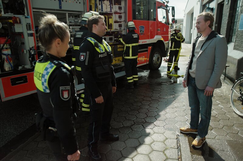 Franzi (Rhea Harder-Vennewald, l.) und Nick (Raúl Richter, M.) verstehen, dass Timo Behrendt (Eric Bouwer, r.) seinen Verein so schnell wie möglich wieder öffnen möchte, doch vorher muss die Feuerwehr die Räume wieder freigegeben haben. – Bild: ZDF und Jochen Braune