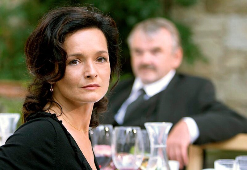 Andrea Plattner (Katharina Stemberger) steht ihrem Bruder in der schweren Krise bei. Im Hintergrund: Blasius Schmalzl (Branko Samarovski). – Bild: ARD/​ARD/​ORF/​Milenko Badzic