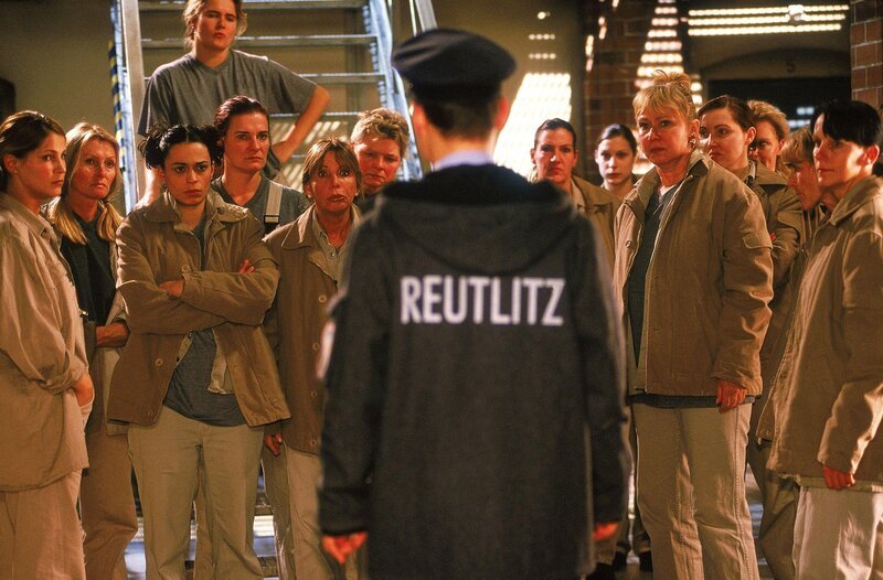 Als die Frauen erfahren, dass Andy (Stefan Puntigam, vo.) Mareikes Mörder ist, bilden sie eine Front gegen ihn … – Bild: RTL