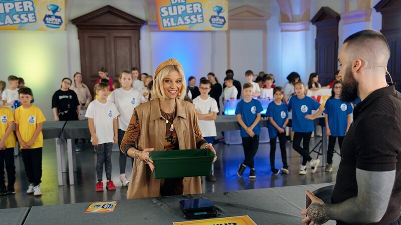 Fanny und Stefan überprüfen wer das Spiel Maßarbeit XXL gewonnen hat. – Bild: ORF/​Studio ungefiltert