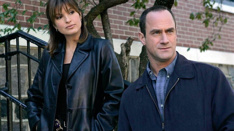 Die Detectives Elliot Stabler (Christopher Meloni) und Olivia Benson (Mariska Hargitay) sind ratlos. Wieso hat ein Mann seine Ex-Frau auf offener Straße mit Benzin übergossen und angezündet? – Bild: RTL /​ Universal