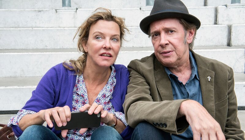 Sabine (Margarita Broich) und Pastor Book (Jan Fedder) überdenken ihre gemeinsame Zukunft. – Bild: NDR/​Sandra Hoever